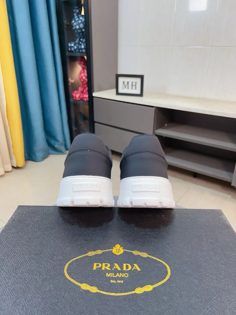 Men's shoes 💰440🌹🌹Prada 〈prada〉 luxury and fashionable high-end products ✊🔥The perfect last shape and top-notch handcrafting make this shoe immediately create a strong aristocratic atmosphere. Imported first-layer cowhide with brogue carving crafts💋Genuine leather lining🎶Rubber combination outsole specially imported from France for leather shoes😍Color: Mysterious Black☕️Size 38～44
